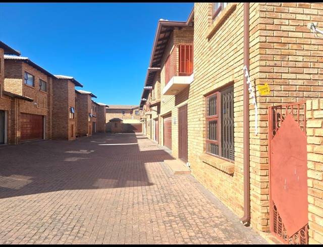 3 BEDROOM SECTIONAL TITLE FOR SALE IN GREENHILLS